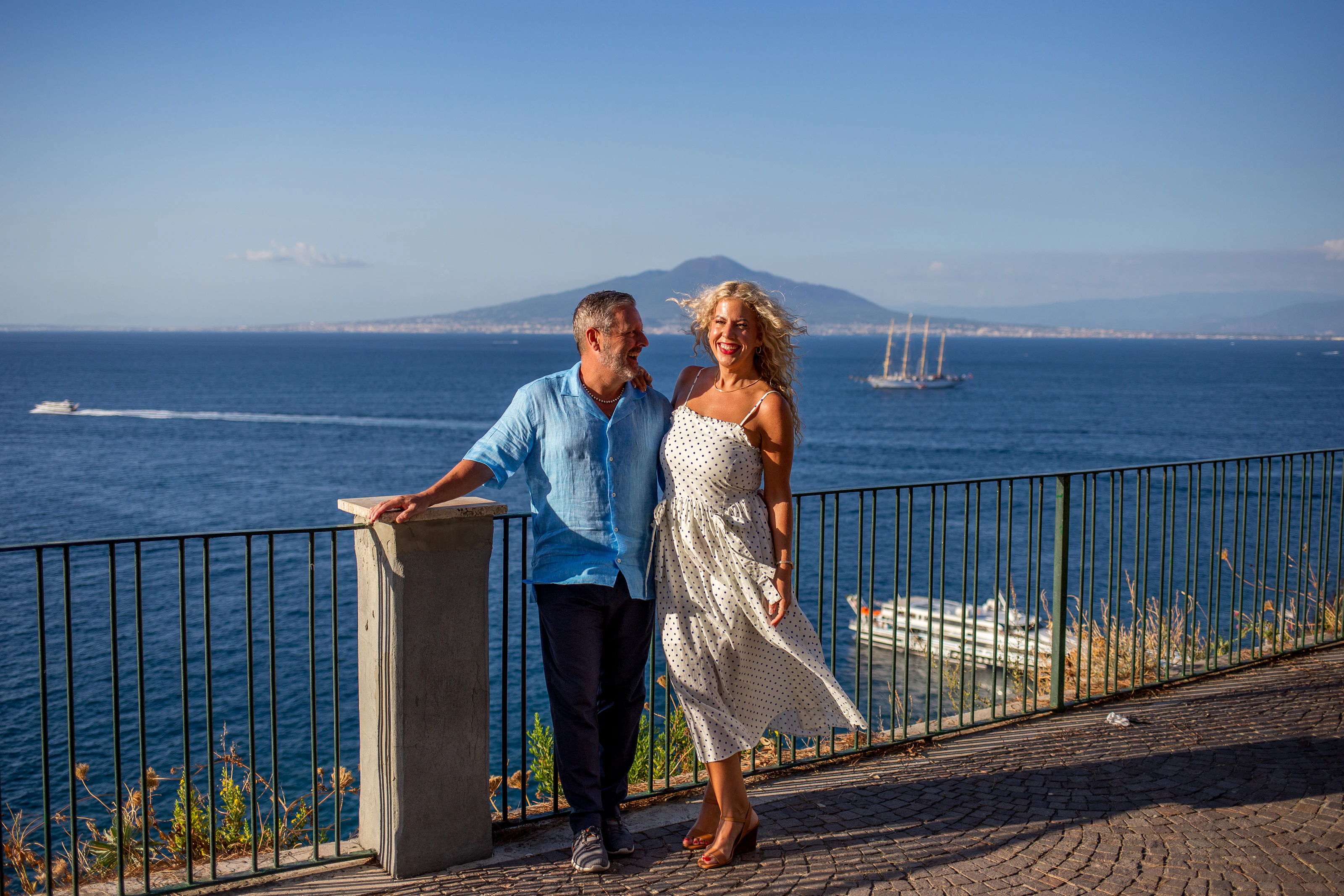 Couple wearing coordinated coastal colours during an Italian photo shoot