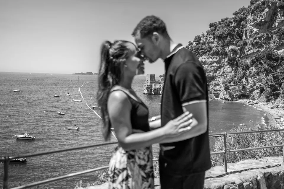 Black and white couple portrait with sea view