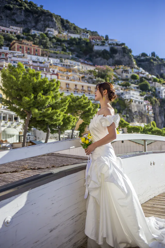 Bridal portrait among Positano colors